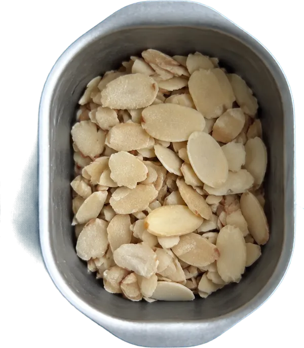 Nel quinto contenitore mettete 40 g di mandorle a scaglie.