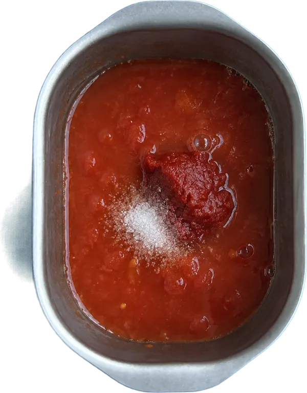 Nel secondo contenitore mettete 200 g di salsa di pomodoro, 20 g di acqua, 10 g di concentrato di pomodoro e 1 cucchiaio Liffo di sale fino.