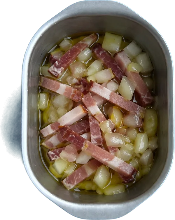 Nel primo contenitore mettete 20 g di olio extravergine di oliva, 50 g di speck a listarelle e 40 g di cipolle bionde tritate.