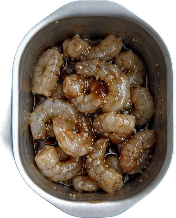 Nel quarto contenitore mettete 200 g di gamberi freschi puliti a dadini medi, 30 g di salsa di soia, 30 g di semi di sesamo e 5 g di salsa di ostriche.