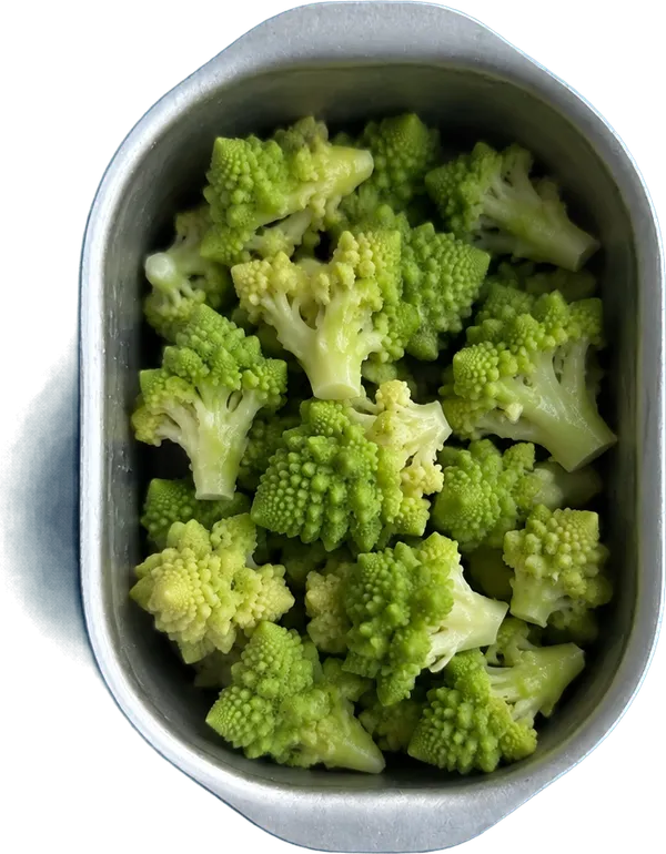Nel secondo contenitore mettete 130 g di broccoli romanesco a cimette.