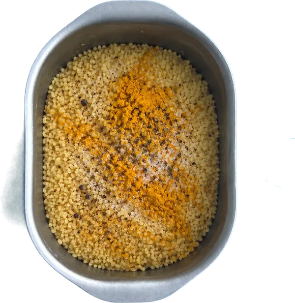 Nel terzo contenitore mettete 250 g di cous cous precotto di grano duro, 5 cucchiai Liffo di sale fino, 1 pizzico di pepe nero e 0.5 cucchiaini di curcuma in polvere.