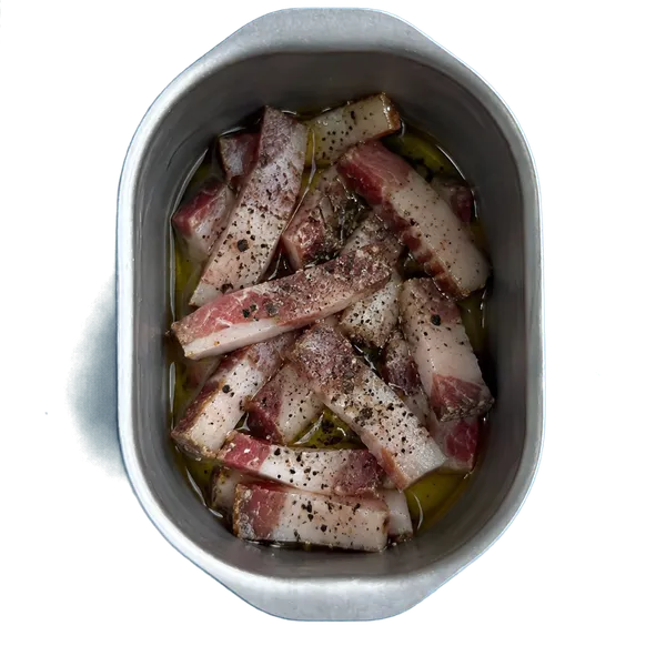 Nel primo contenitore mettete 10 g di olio extravergine di oliva, 120 g di guanciale a listarelle e 1.5 pizzichi di pepe nero macinato.