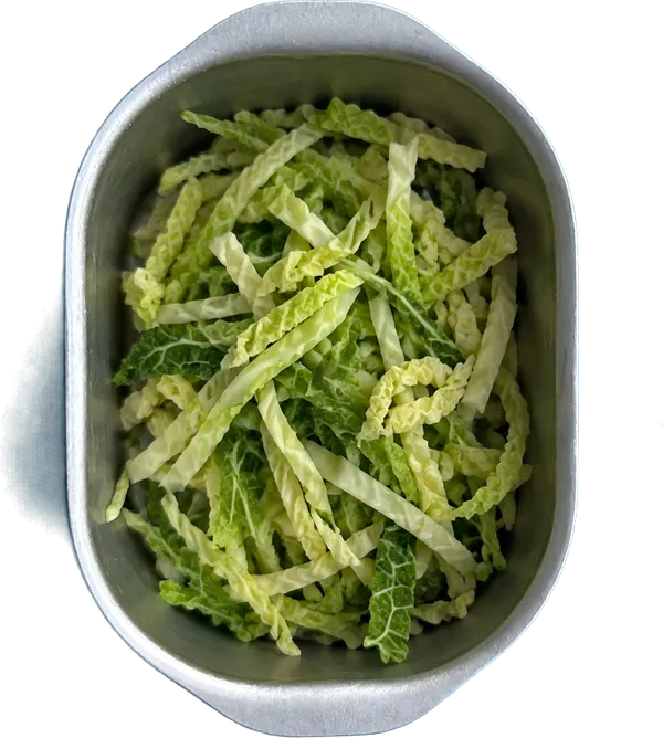 Nel terzo contenitore mettete 75 g di verza a julienne.