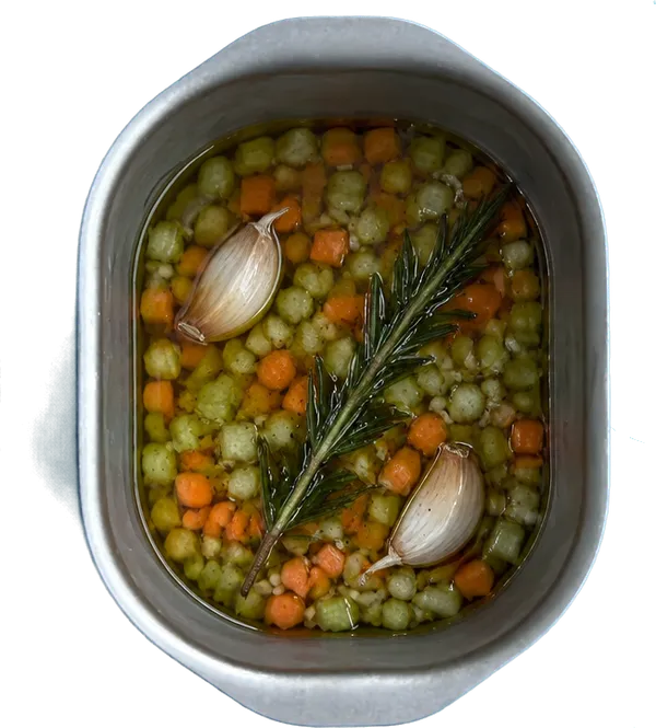 Nel primo contenitore mettete 25 g di olio extravergine di oliva, 80 g di carote a dadini piccoli, 50 g di sedano a dadini piccoli, 50 g di cipolle bionde tritate, 2 spicchi di aglio fresco in camicia e 1 rametto di rosmarino fresco intero.