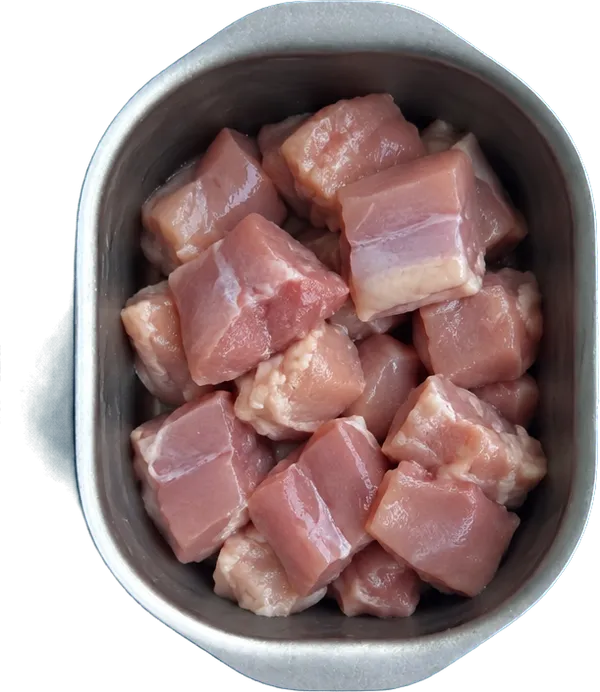 Nel secondo contenitore mettete 300 g di sovracoscia disossata di pollo a dadini grandi.
