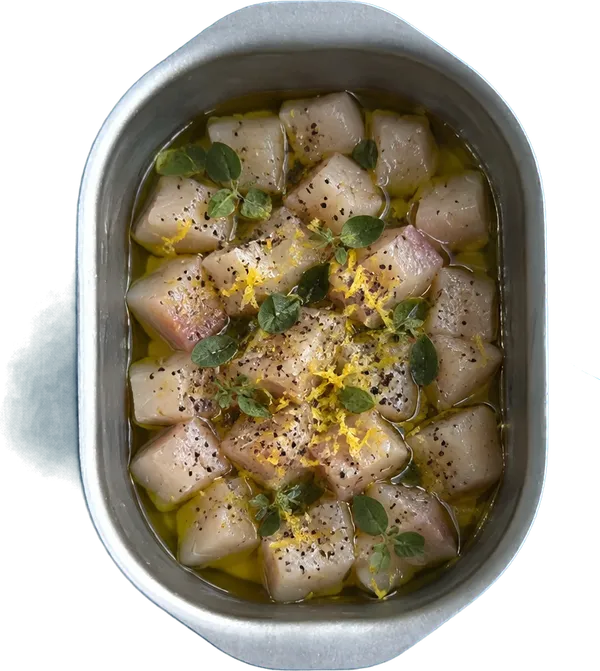 Nel terzo contenitore mettete 10 g di olio extravergine di oliva, 350 g di pesce spada a dadini piccoli, 2 rametti di maggiorana fresca in foglia, 2 pizzichi di pepe nero in polvere e 1 unità di scorza di limone grattugiata.