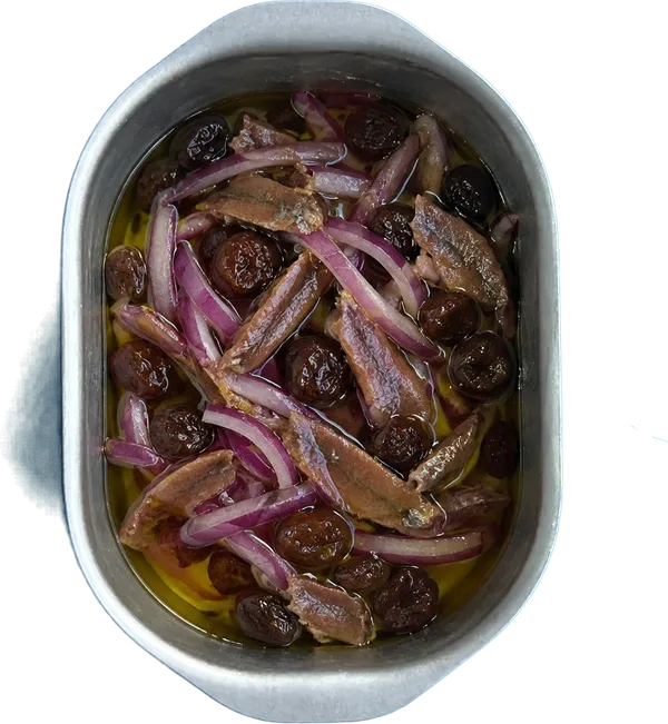 Nel primo contenitore mettete 25 g di olio extravergine di oliva, 80 g di cipolle rosse a julienne, 40 g di uvetta essiccata previo ammollo e 6 filetti di acciughe sott'olio a pezzetti.