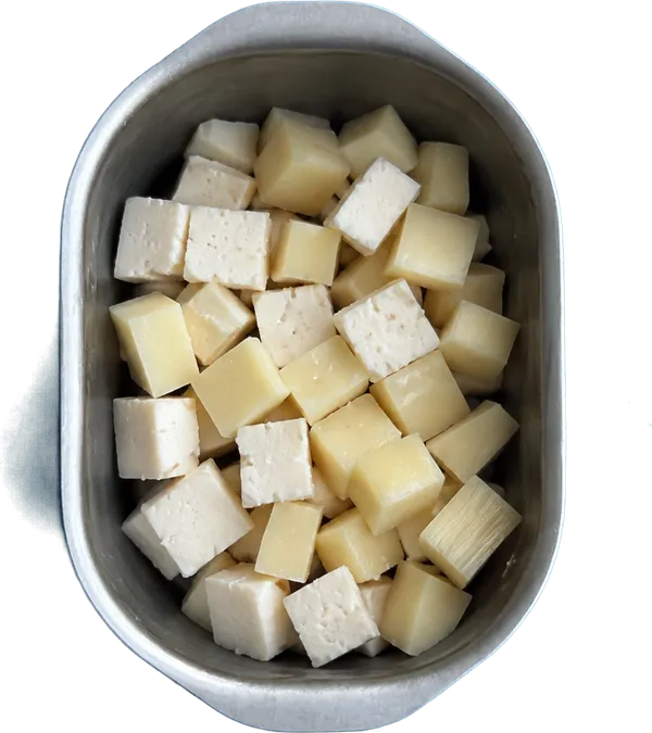 Nel terzo contenitore mettete 50 g di formaggio toma a dadini medi e 50 g di fontina a dadini medi.