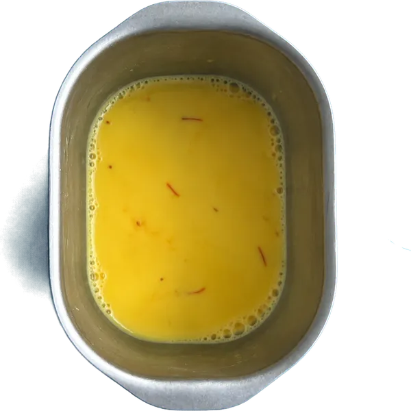 Nel sesto contenitore mettete 80 g di latte vaccino fresco intero e 1 bustina di zafferano in polvere.