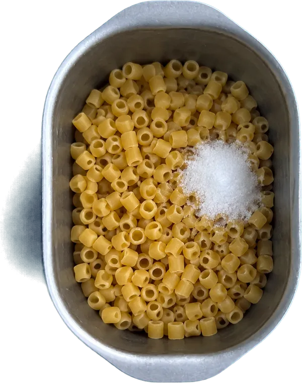 Nel terzo contenitore mettete 250 g di ditalini rigati e 1 cucchiaio Liffo di sale fino.