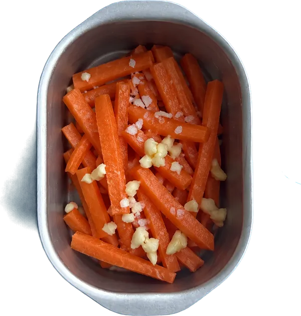 Nel terzo contenitore mettete 20 g di carote a listarelle, 1 cucchiaio Liffo di sale fino e 1 spicchio di aglio fresco tritato.