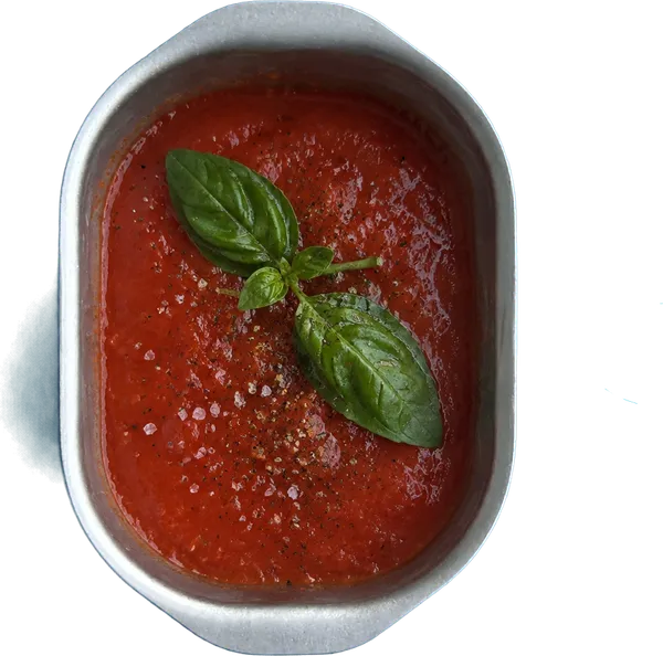 Nel secondo contenitore mettete 300 g di passata di pomodoro, 2 cucchiai Liffo di sale fino, 1 pizzico di pepe nero e 1 rametto di basilico fresco intero.
