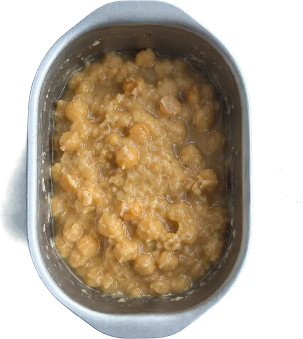 Nel secondo contenitore mettete 150 g di ceci cotti schiacciato e 150 g di acqua.