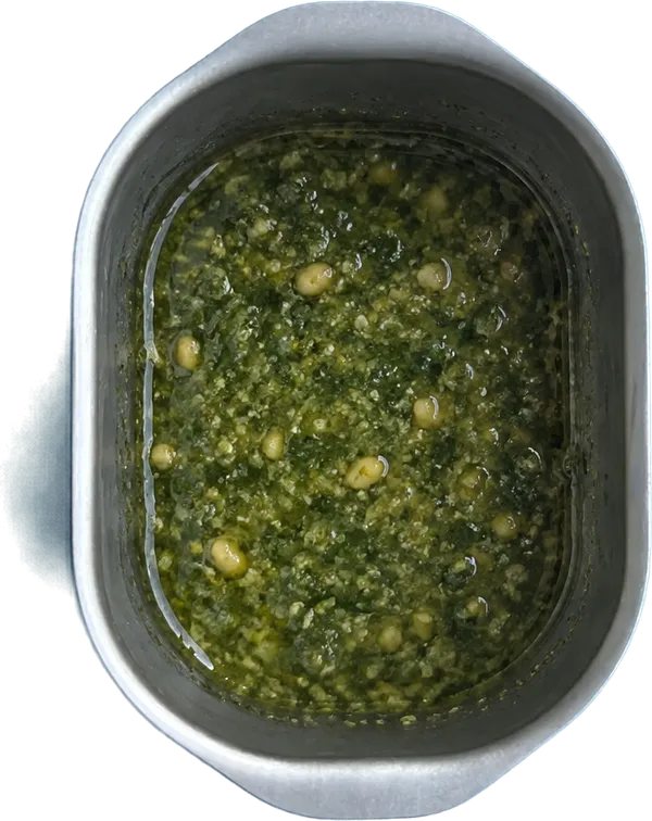 Nel sesto contenitore mettete 90 g di pesto alla genovese e 50 g di acqua.
