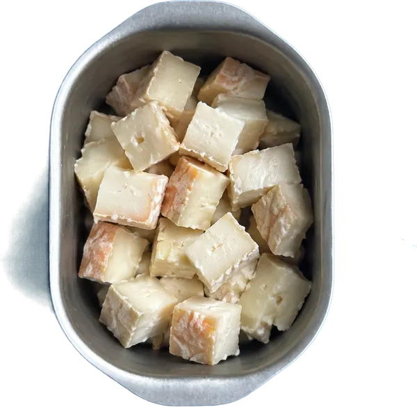 Nel quarto contenitore mettete 120 g di taleggio di capra a dadini medi.
