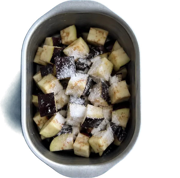 Nel secondo contenitore mettete 100 g di melanzane a dadini medi e 2 cucchiai Liffo di sale fino.