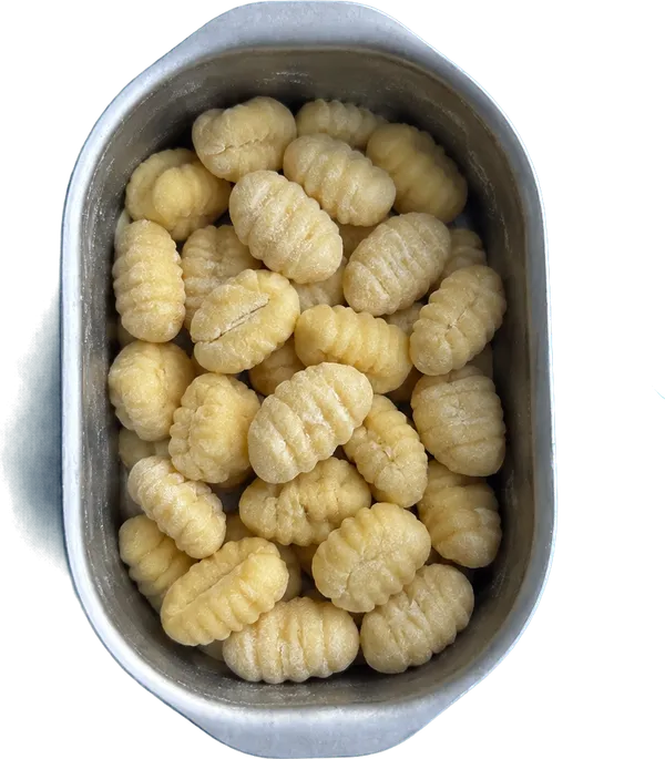 Nel quinto contenitore mettete 360 g di gnocchi di patate freschi.