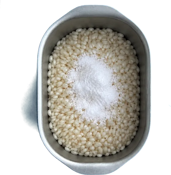 Nel secondo contenitore mettete 320 g di riso arborio e 3 cucchiai Liffo di sale fino.