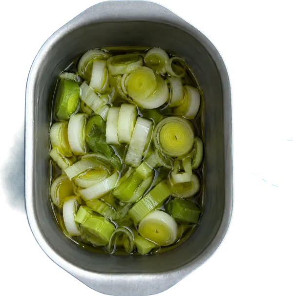 Nel primo contenitore mettete 20 g di olio extravergine di oliva e 80 g di porri a rondelle.