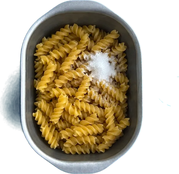 Nel secondo contenitore mettete 160 g di fusilli e 1 cucchiaio Liffo di sale fino.