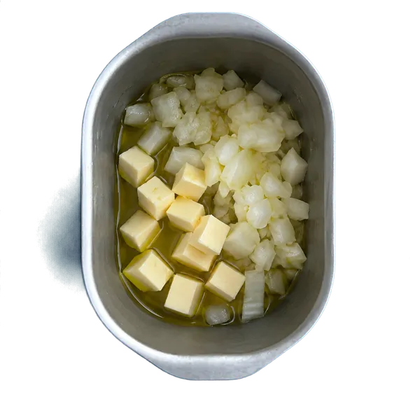 Nel primo contenitore mettete 15 g di olio extravergine di oliva, 10 g di burro a dadini piccoli e 25 g di cipolle bionde tritate.