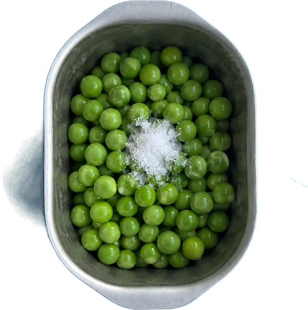 Nel secondo contenitore mettete 200 g di piselli freschi sbucciati e 1 cucchiaio Liffo di sale fino.