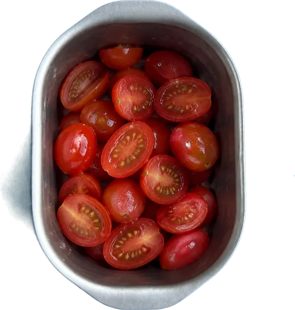 Nel quarto contenitore mettete 150 g di pomodorini rossi a metà.