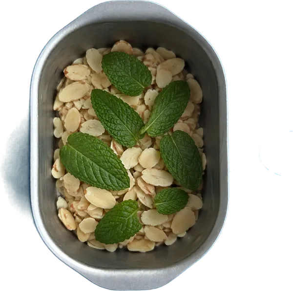 Nel ottavo contenitore mettete 25 g di mandorle a scaglie e 8 fogli di menta fresca.