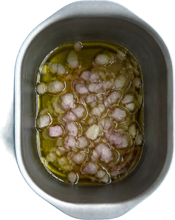 Nel primo contenitore mettete 25 g di olio extravergine di oliva e 40 g di scalogni tritati.