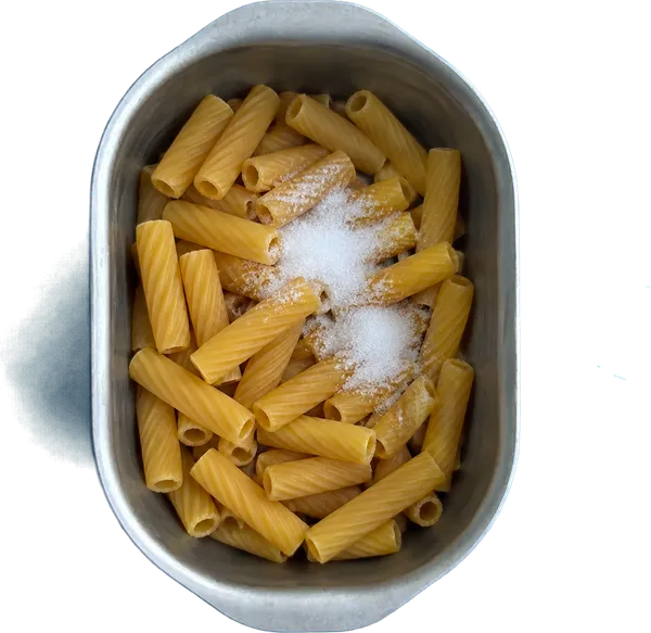 Nel quarto contenitore mettete 100 g di tortiglioni e 2 cucchiai Liffo di sale fino.