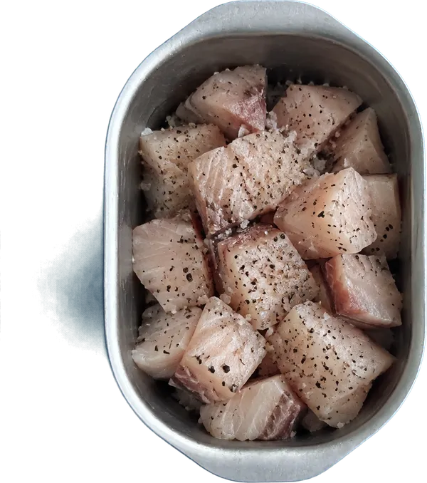 Nel quinto contenitore mettete 300 g di pesce spada a dadini medi, 2 cucchiai Liffo di sale fino e 1 pizzico di pepe nero macinato.