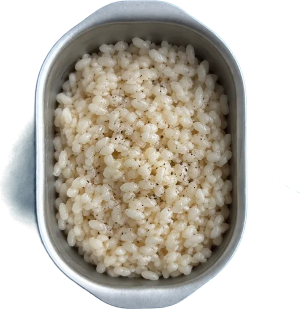 Nel secondo contenitore mettete 320 g di riso Carnaroli, 4 cucchiai Liffo di sale fino e 2 pizzichi di pepe nero.
