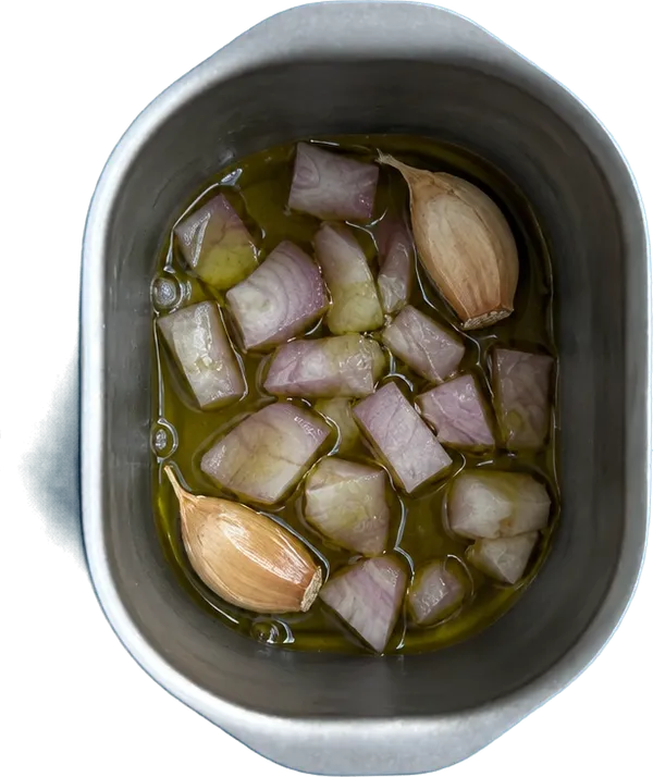 Nel primo contenitore mettete 25 g di olio extravergine di oliva, 40 g di scalogni tritati grossolanamente e 2 spicchi di aglio fresco in camicia.