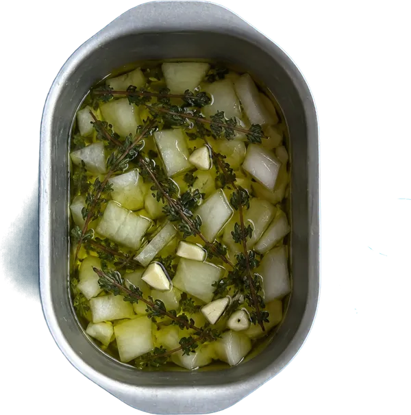 Nel primo contenitore mettete 40 g di olio extravergine di oliva, 100 g di cipolle bionde tritate grossolanamente, 8 rametti di timo fresco e 2 spicchi di aglio fresco tritato.