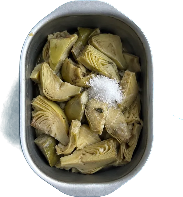 Nel secondo contenitore mettete 200 g di carciofi decongelati affettati e 1 cucchiaio Liffo di sale fino.