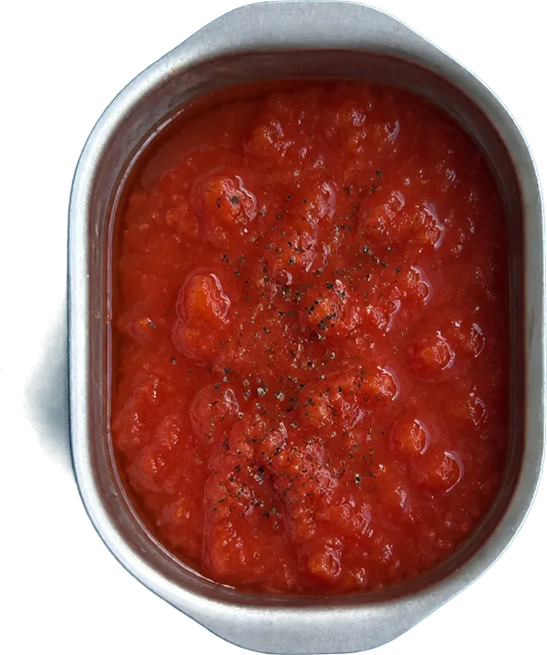 Nel secondo contenitore mettete 400 g di polpa di pomodoro e 2 pizzichi di pepe nero.
