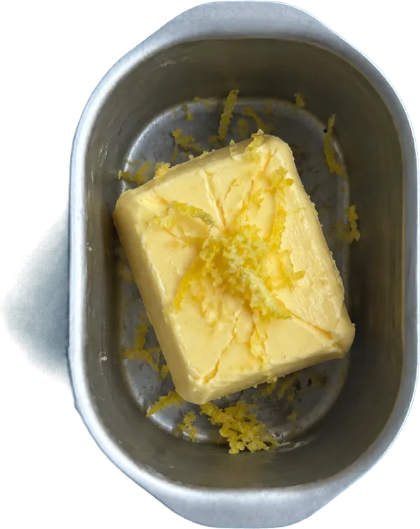 Nel quarto contenitore mettete 60 g di burro e 0.5 di scorze di limone grattugiate.