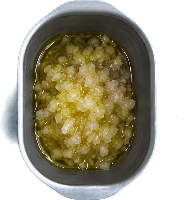 Nel primo contenitore mettete 25 g di olio extravergine di oliva e 40 g di cipolle bionde tritate.