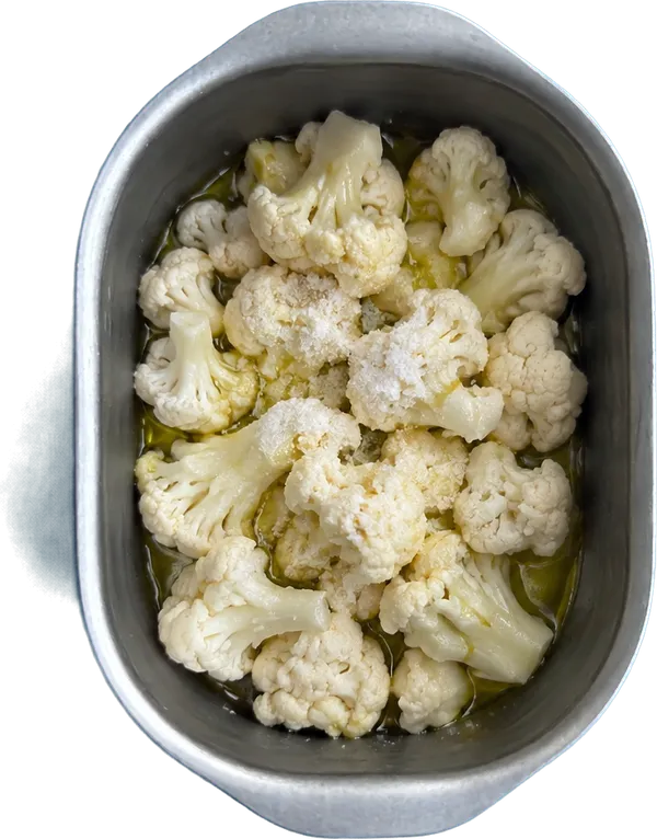 Nel primo contenitore mettete 10 g di olio extravergine di oliva, 150 g di cavolfiori a cimette e 1 cucchiaio Liffo di sale fino.