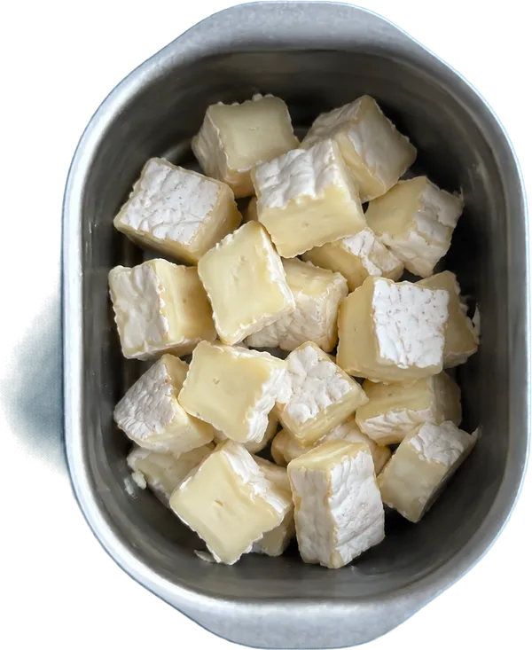 Nel quinto contenitore mettete 120 g di formaggio camembert a dadini medi.