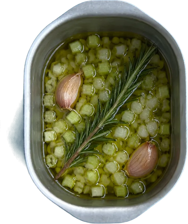 Nel primo contenitore mettete 25 g di olio extravergine di oliva, 50 g di cipolle bionde tritate, 40 g di sedano a dadini piccoli, 2 spicchi di aglio fresco in camicia e 1 rametto di rosmarino fresco intero.