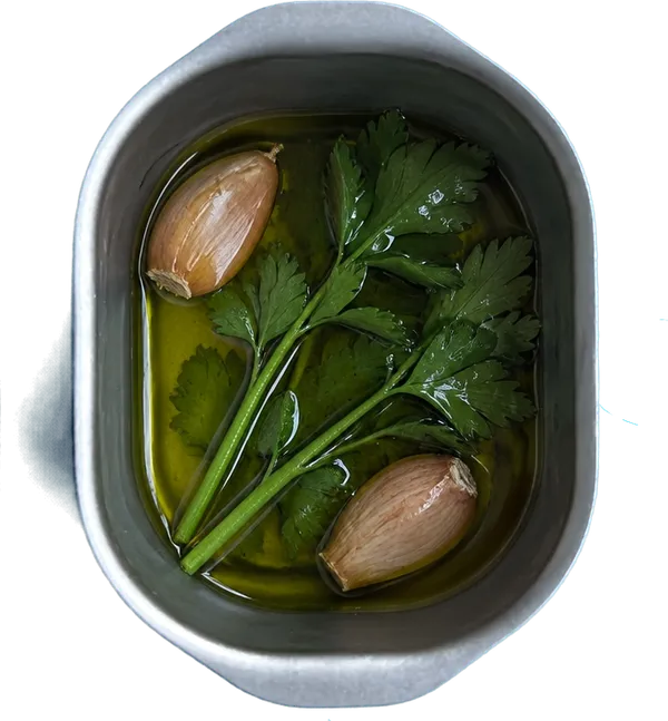 Nel primo contenitore mettete 35 g di olio extravergine di oliva, 3 unità di gambi di prezzemolo interi e 2 spicchi di aglio fresco in camicia.