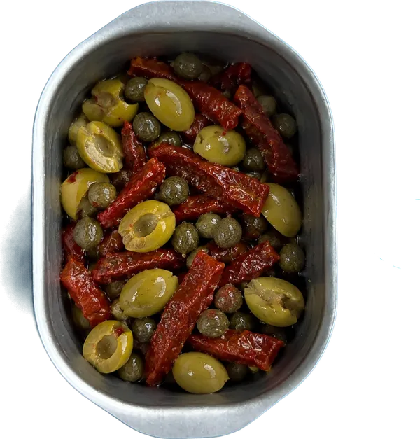 Nel ottavo contenitore mettete 80 g di olive verdi denocciolate a metà, 60 g di pomodori secchi sott'olio a listarelle e 40 g di capperi sotto sale dissalati interi.