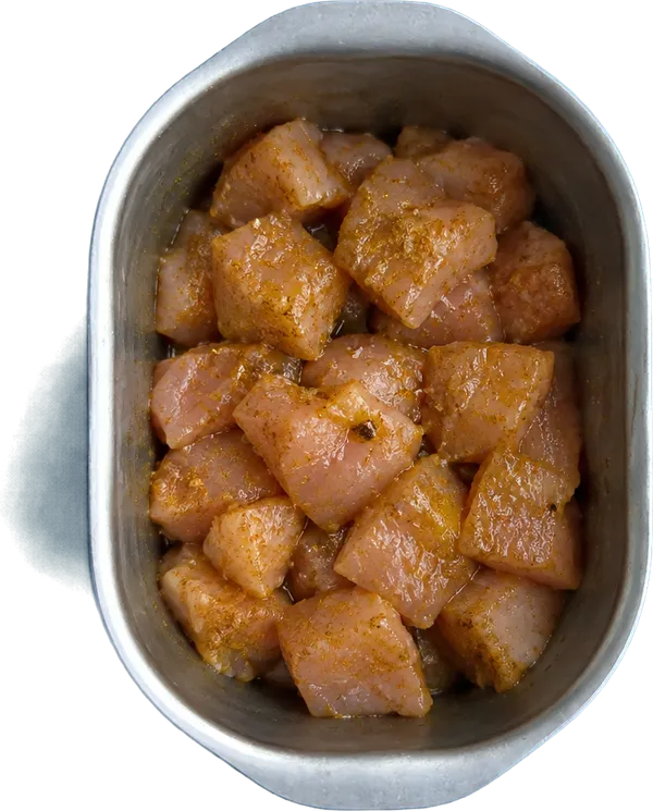 Nel quarto contenitore mettete 5 g di olio extravergine di oliva, 260 g di pollo a dadini medi, 4.5 cucchiai Liffo di sale fino e 1.5 cucchiaini di curry in polvere in polvere.