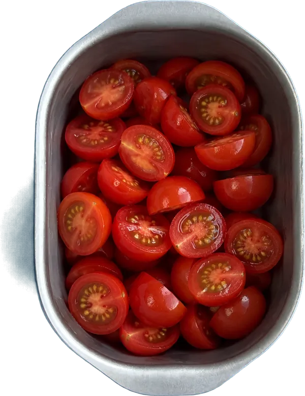 Nel secondo contenitore mettete 250 g di pomodorini rossi a metà.