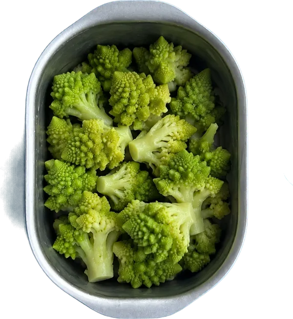 Nel quinto contenitore mettete 120 g di broccoli romanesco a cimette.