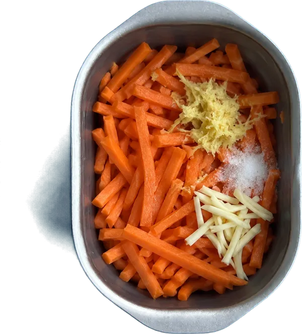 Nel secondo contenitore mettete 150 g di carote a listarelle, 10 g di radici di zenzero fresco grattugiate, 1 cucchiaio Liffo di sale fino e 1 spicchio di aglio fresco a julienne.