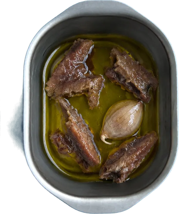 Nel primo contenitore mettete 25 g di olio extravergine di oliva, 4 filetti di acciughe sott'olio a pezzetti e 1 spicchio di aglio fresco in camicia.