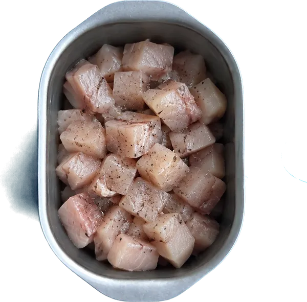 Nel secondo contenitore mettete 400 g di pesce spada a dadini piccoli e 1 pizzico di pepe nero in polvere.